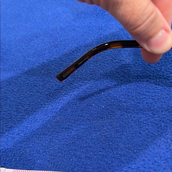 Guess Brown Tortoise and Gold Sunglasses with Vinyl Drawstring Guess Pouch 1-259 - Picture 16 of 16